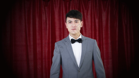 白底红色西装晚会获奖的男生GIF高清图片