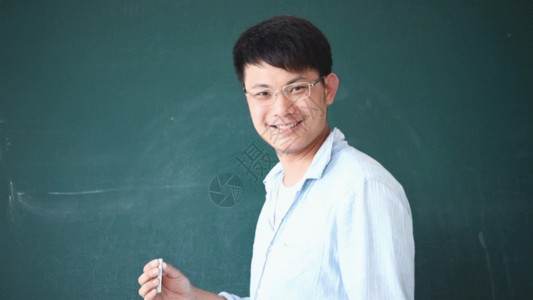 戴眼镜上课男生教师黑板写字GIF高清图片