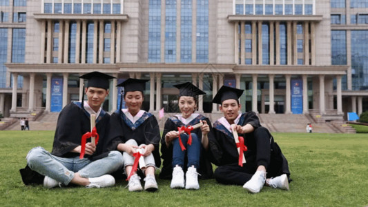 四个升旗手青春大学生毕业GIF高清图片