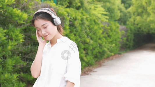 耳机缠绕青春大学生听音乐GIF高清图片