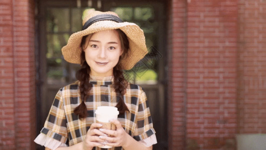 帽子模特文艺青年喝咖啡GIF高清图片