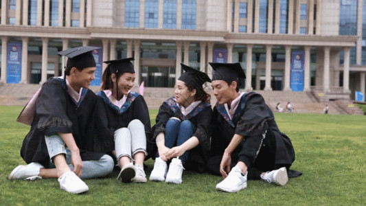 大专毕业证毕业大学生草地上聊天GIF高清图片