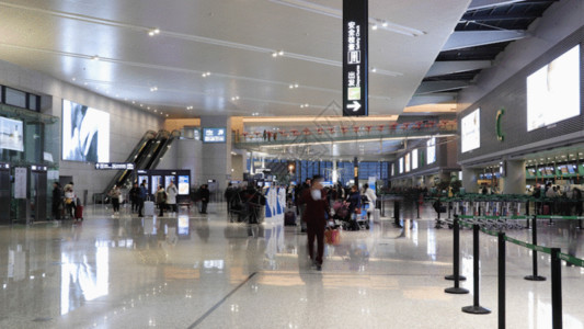 候机区机场大厅来往旅客GIF高清图片