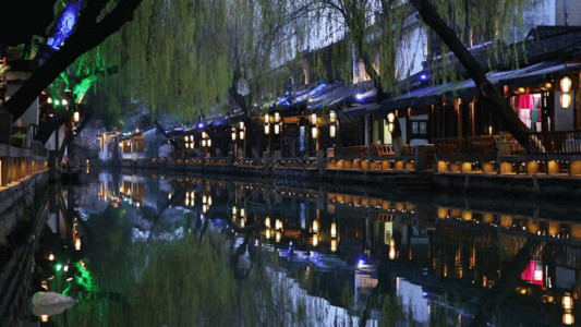 意式风情建筑江南夜景风貌GIF高清图片