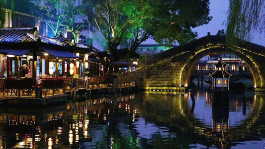 钢拱桥江南夜幕降临景色GIF高清图片