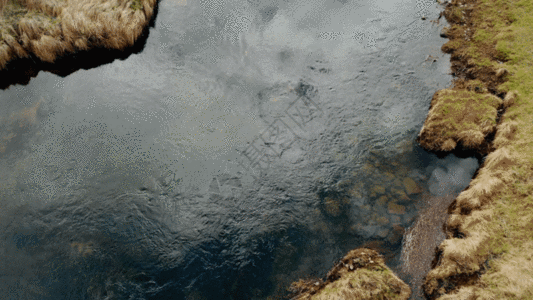 航拍慕士塔格峰河水GIF图片