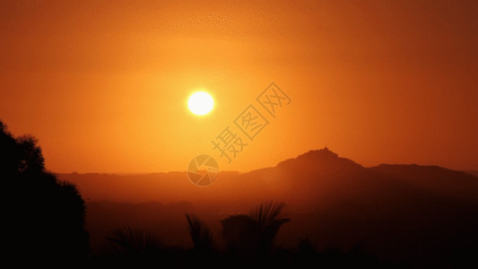 傍晚的山黄昏太阳落山延迟拍摄GIF高清图片