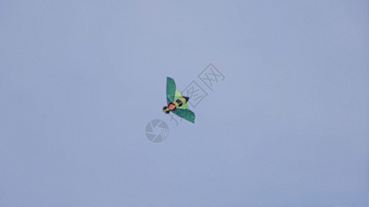 线条风人物飞翔的风筝GIF高清图片