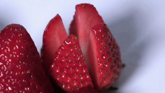 切开哈密瓜切开的草莓GIF高清图片