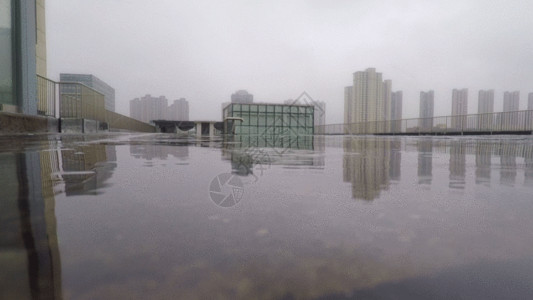 下雨的玻璃地面上的雨水GIF高清图片
