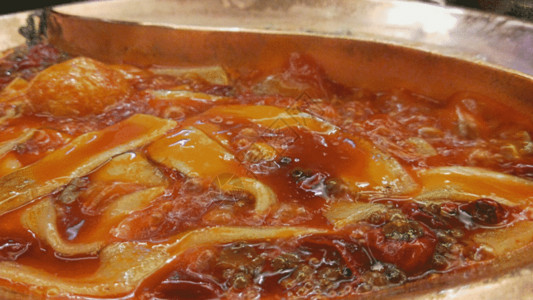 麻辣牛肚食材在火锅中沸腾GIF高清图片
