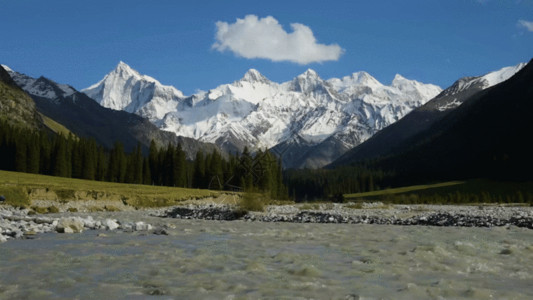 干枯河床新疆天山雪峰GIF高清图片