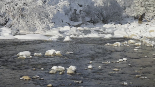 新疆村庄冬天新疆冬季高山流水GIF高清图片