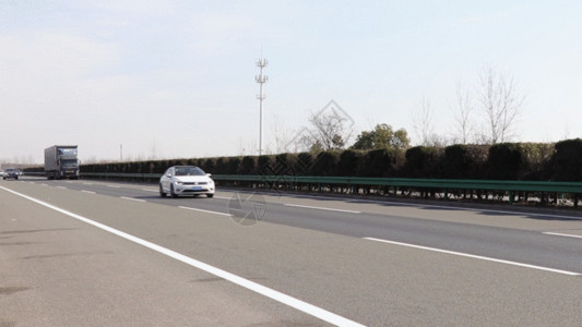 沪宁高速行驶在高速上GIF高清图片