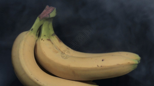 剥开的香蕉与完整的香蕉香蕉水果GIF高清图片