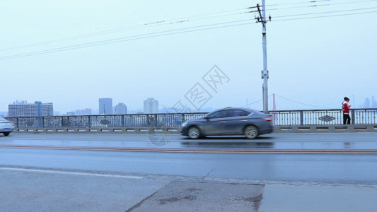 建筑通道公路上行驶车辆GIF高清图片