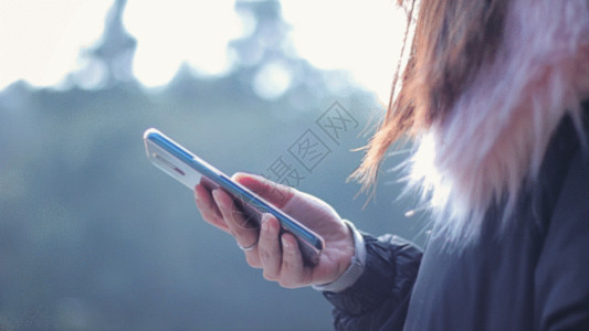 玩手机的外国人玩手机的人GIF高清图片