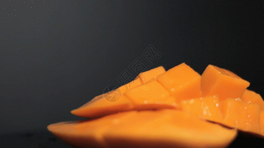 新鲜奶酪拨开芒果GIF高清图片