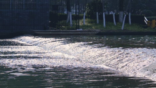 波光粼粼的水流动的湖水实拍GIF高清图片