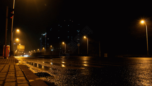 雨夜城市雨后的马路上来往的车辆GIF高清图片