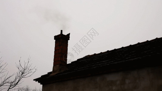 蓝屋顶房子农村的烟囱GIF高清图片