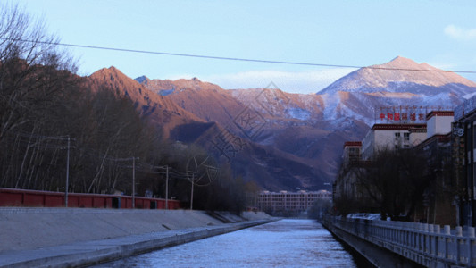 西藏城市拉萨雪山落日GIF高清图片