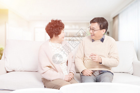 夫妻开心的坐着聊天背景图片