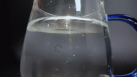 美味啤酒水中蓝莓GIF高清图片