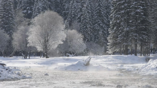 新疆冬天新疆山区冬季河流雾凇GIF高清图片
