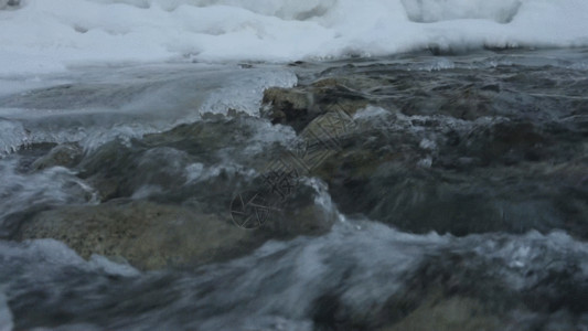 万马渡冰石河新疆喀纳斯冬季河流雪景GIF高清图片