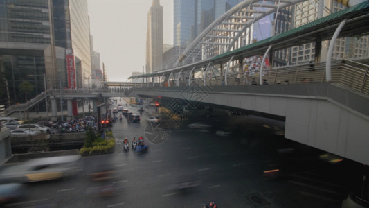 泰国曼谷繁忙的十字路口人行天桥GIF高清图片
