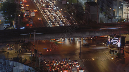 十字结泰国曼谷夜晚繁忙的十字路口高峰期的车流GIF高清图片