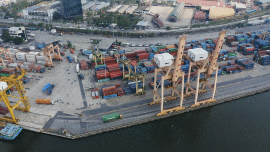 无人机航拍曼谷港口集装箱港口起重机GIF图片