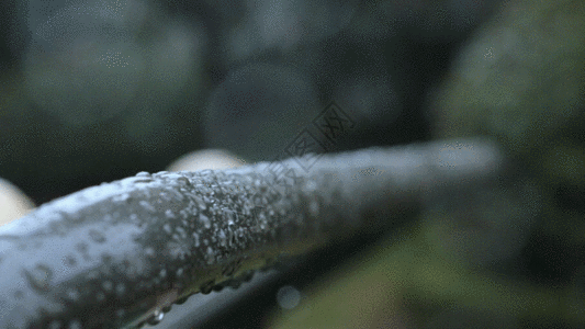 雨中的栏杆GIF图片