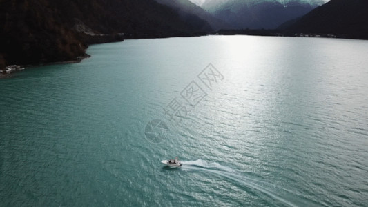 游艇垂钓绿色湖水GIF高清图片