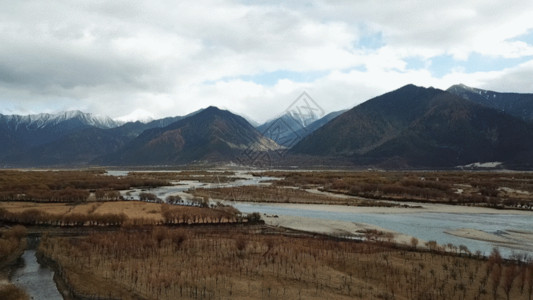 青藏高原西藏雅鲁藏布大峡谷尼洋河航拍GIF高清图片