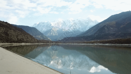 西藏南迦巴瓦峰高清航拍GIF图片