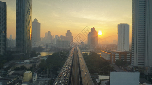 日落和火车城市中心建筑街道车流GIF高清图片