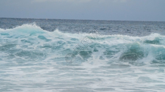 海洋海浪翻滚袭来实景拍摄GIF高清图片
