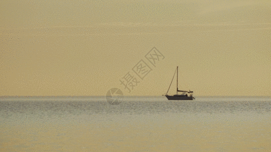 雾天海面行驶的船只GIF图片