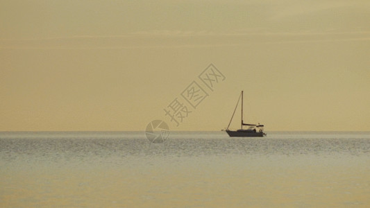 大海帆船雾天海面行驶的船只GIF高清图片