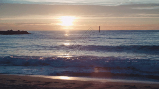 清晨的天空日出太阳升起平静的海洋海浪海滩沙滩GIF高清图片