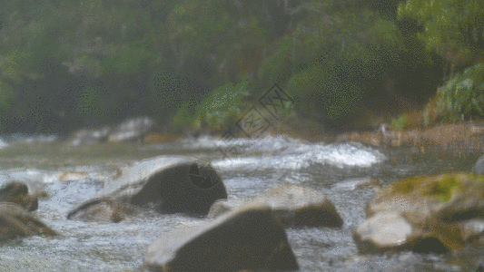 水浪拍打着石头GIF图片