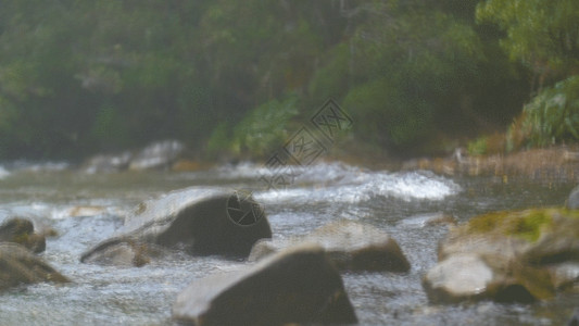 何穗水浪拍打着石头GIF高清图片