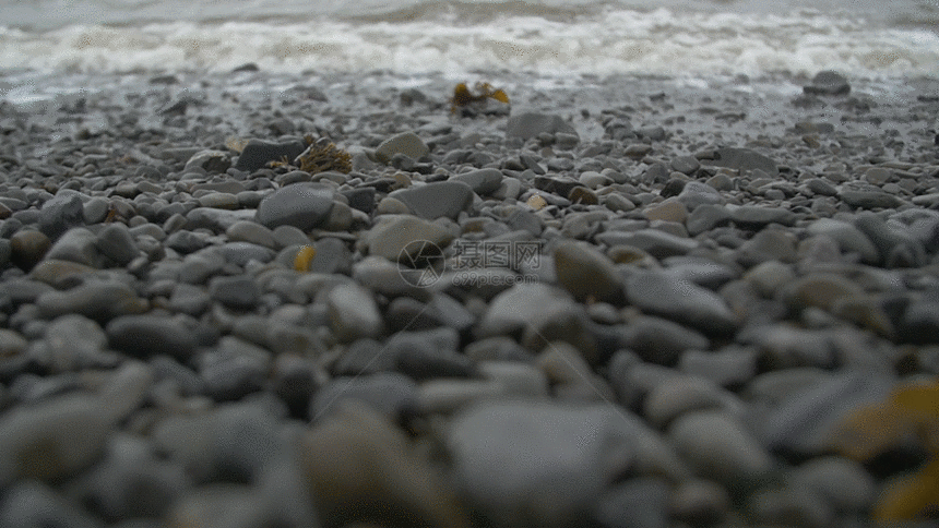 海浪冲上小石头海滩GIF图片