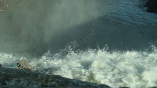 多岩石的石灰石俯拍小溪流水GIF高清图片