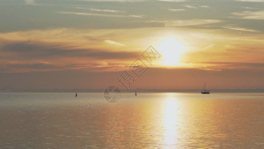 移动应用程序清晨黎明日出海面上移动的船GIF高清图片