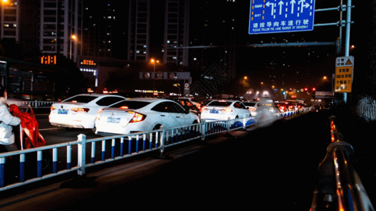 交通红绿灯实拍道路交通夜景车流延时摄影GIF高清图片