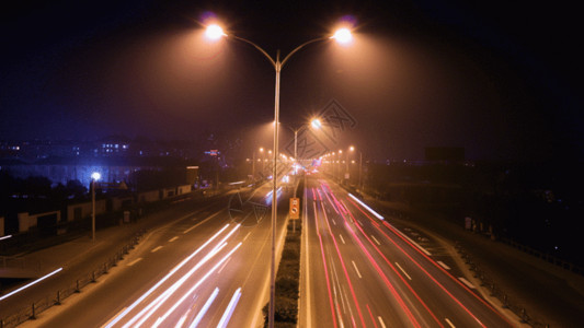 大雾素材深夜朦胧路灯下公路交通延时GIF高清图片