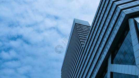 城市玻璃建筑仰拍办公大楼云层流动实拍GIF高清图片
